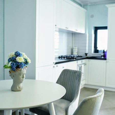 Myosotis Mamaia Studio By The Lake Appartement Buitenkant foto